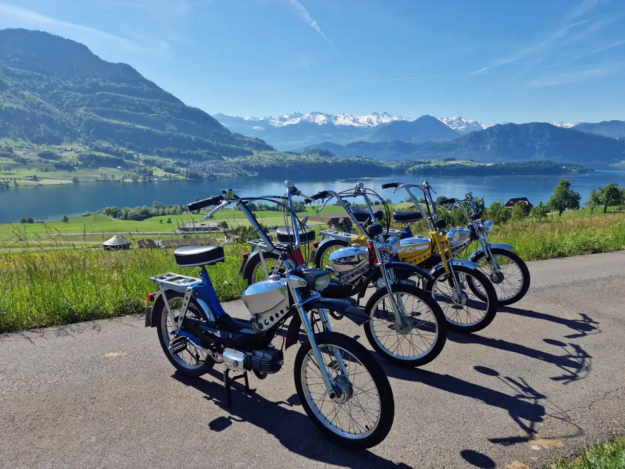 Puch Töfflis mit HS-Retro Teilen auf Testfahrt am See