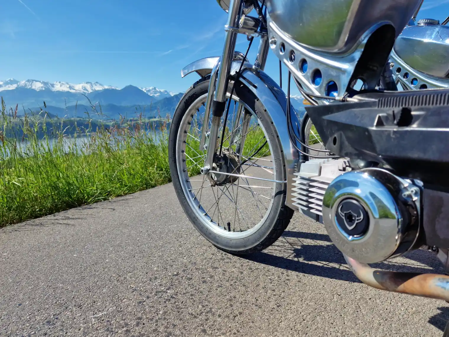 Puch X30 mit HS-Retro Emblem auf dem Lichtmaschinendeckel vor dem Vierwaldstättersee und den Alpen