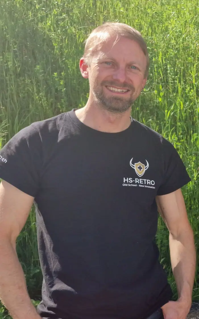 HS-Retro Mitgründer vor grüner Hecke